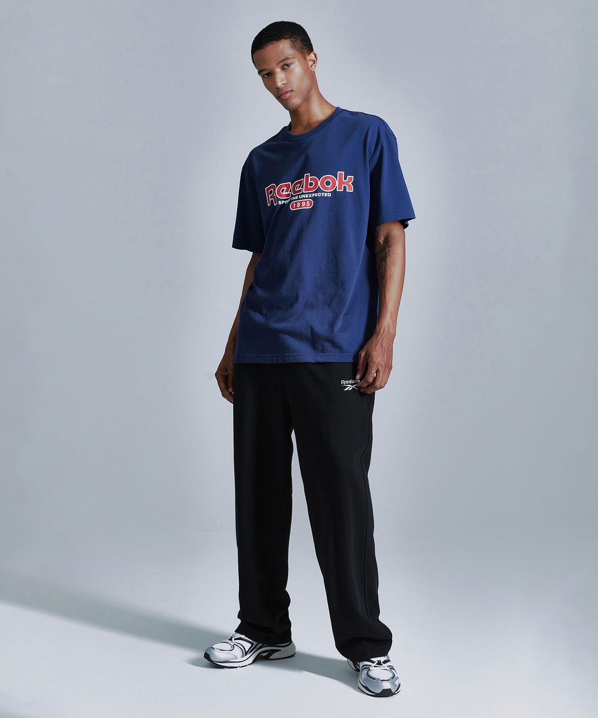 리복(REEBOK) 베이직 그래픽 티셔츠 - 네이비