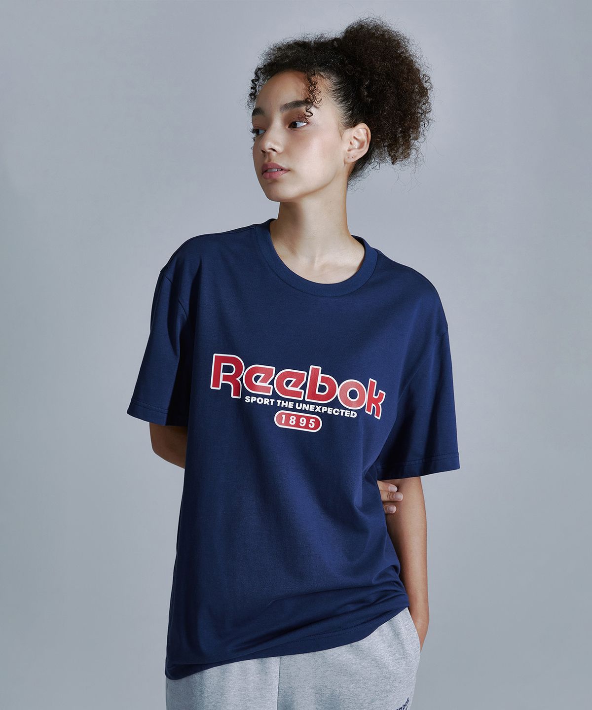 리복(REEBOK) 베이직 그래픽 티셔츠 - 네이비