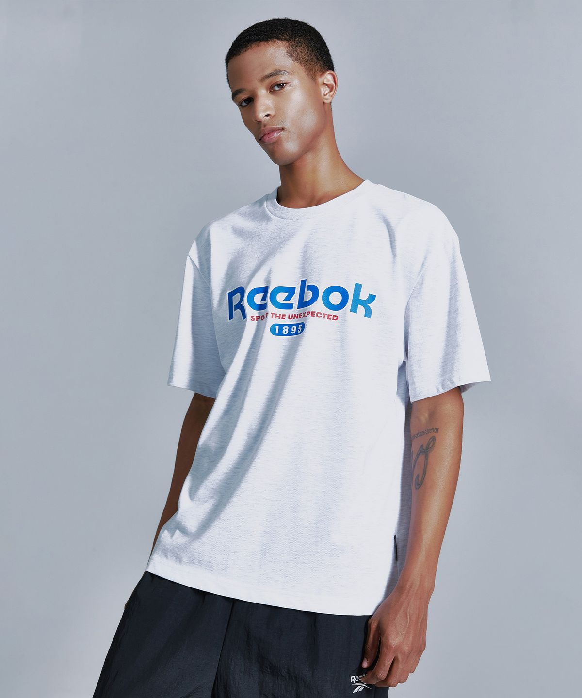 리복(REEBOK) 베이직 그래픽 티셔츠 - 라이트 그레이