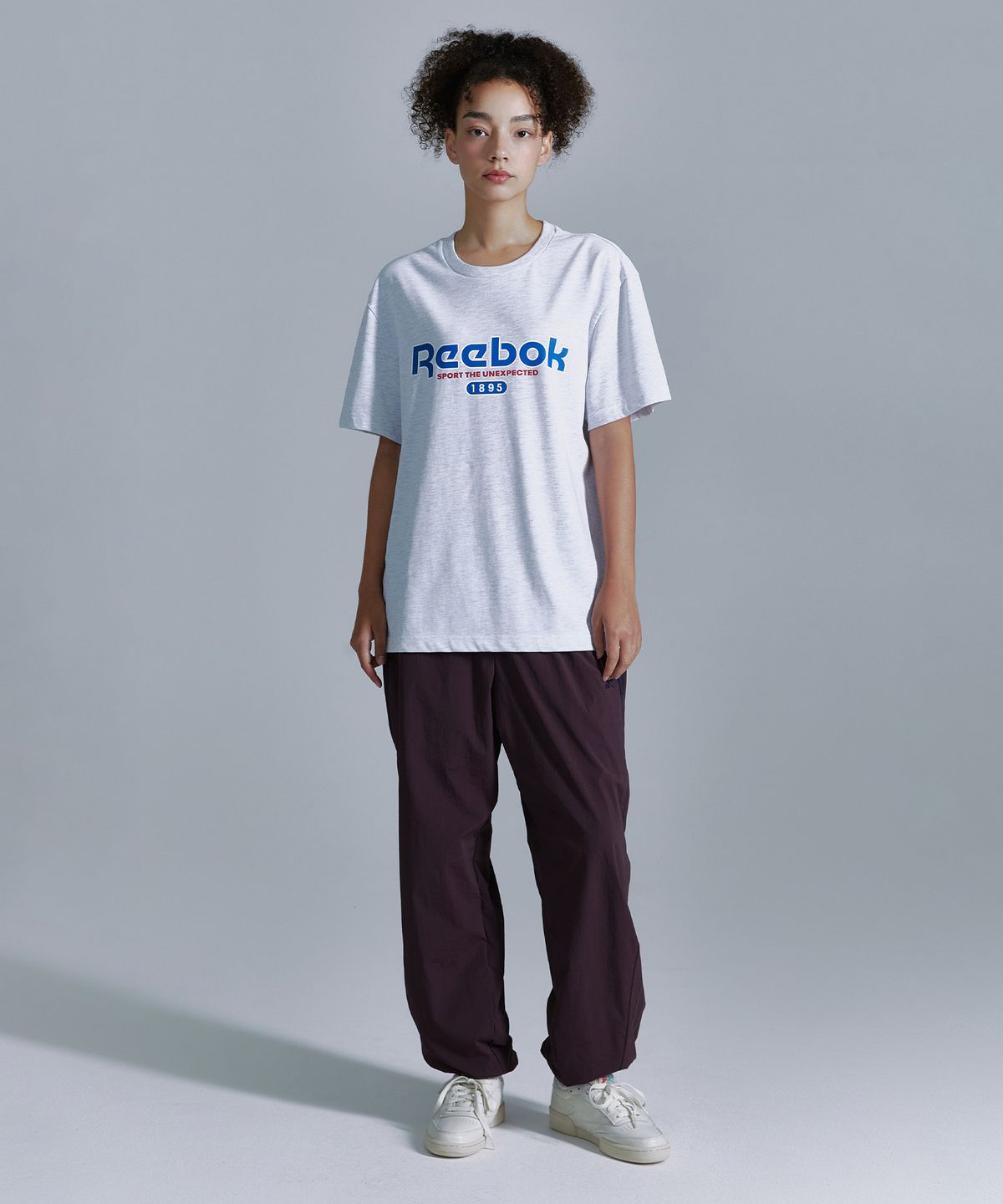 리복(REEBOK) 베이직 그래픽 티셔츠 - 라이트 그레이