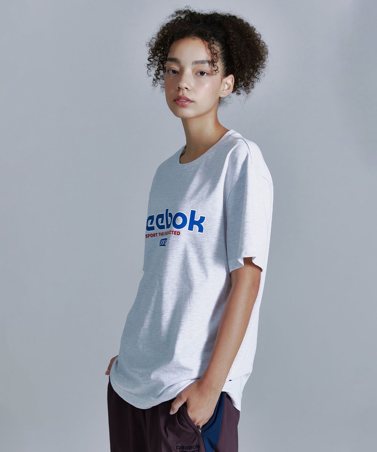 리복(REEBOK) 베이직 그래픽 티셔츠 - 라이트 그레이