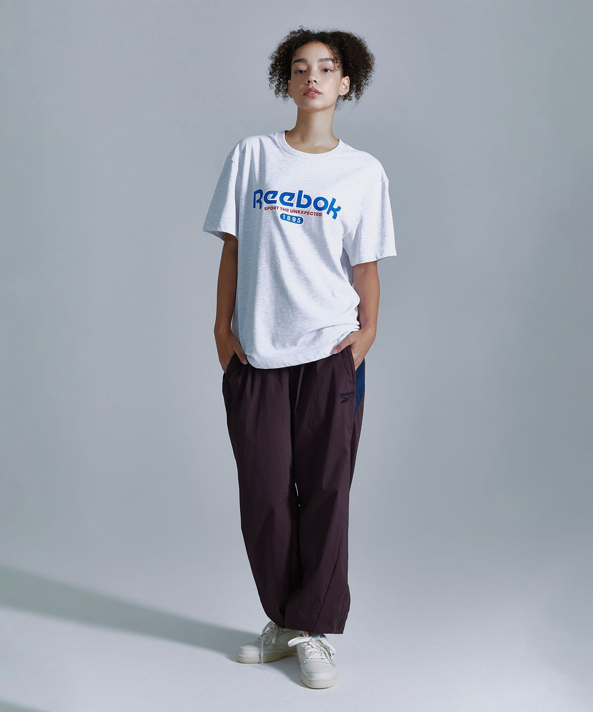 리복(REEBOK) 베이직 그래픽 티셔츠 - 라이트 그레이