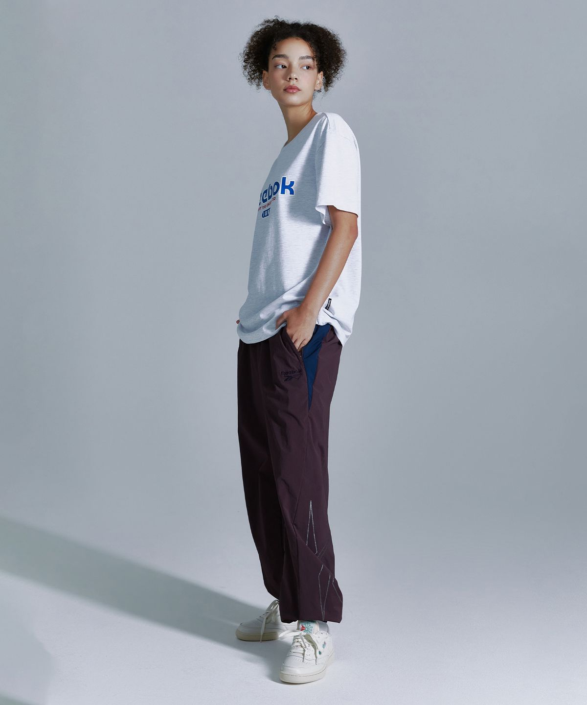 리복(REEBOK) 베이직 그래픽 티셔츠 - 라이트 그레이