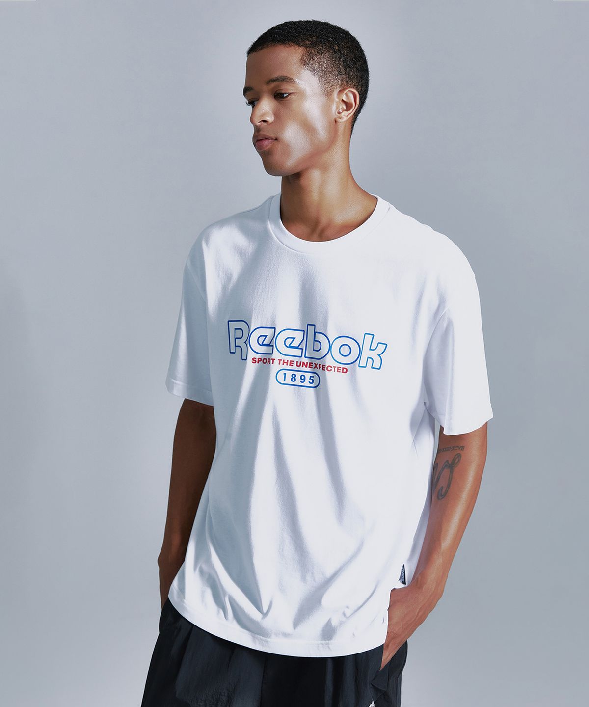 리복(REEBOK) 베이직 그래픽 티셔츠 - 화이트