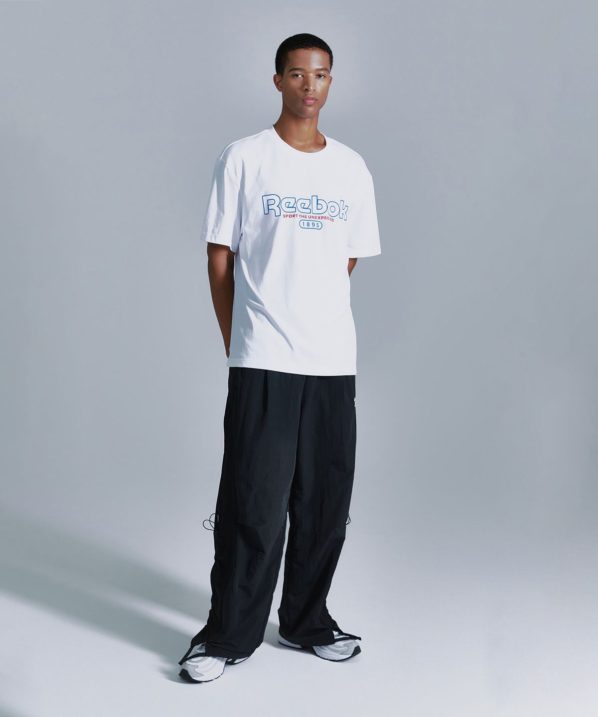 리복(REEBOK) 베이직 그래픽 티셔츠 - 화이트