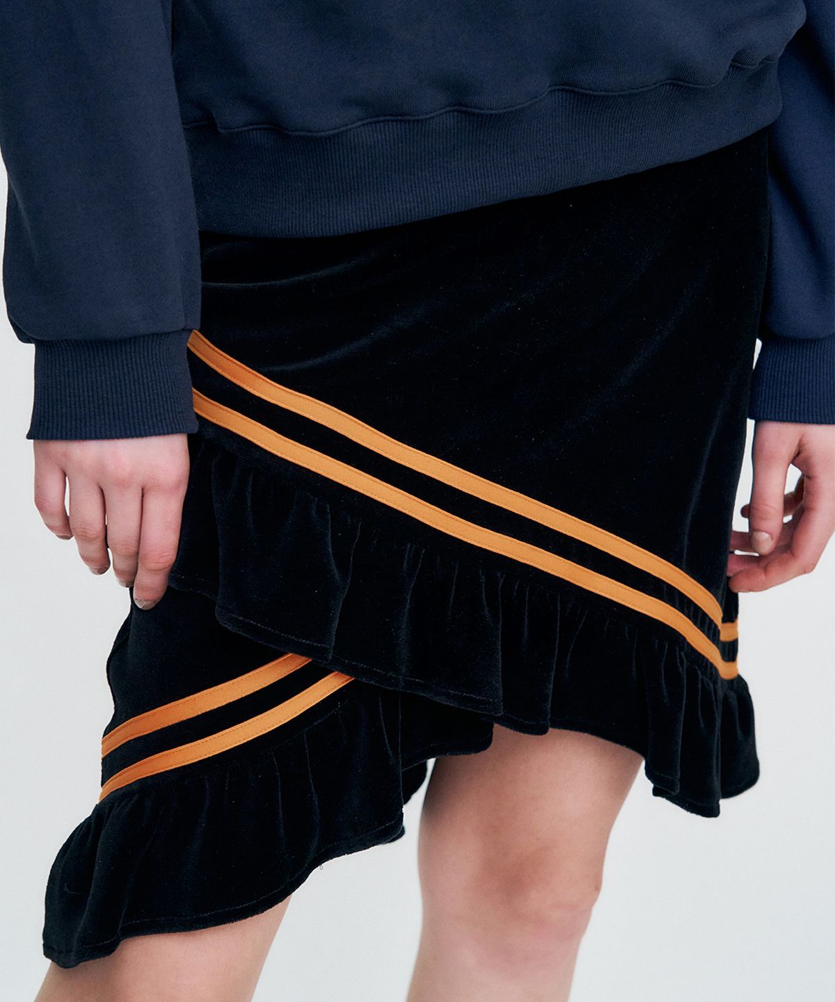 킴지수(KIMZISU) Color Strap Velour Frill Skirt _ BLACK