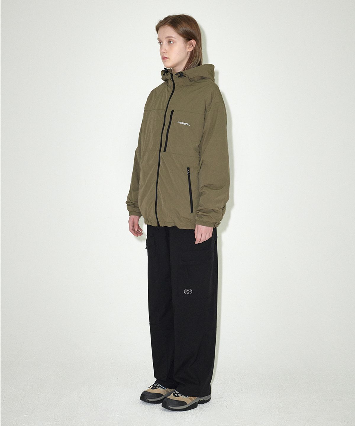 마하그리드(MAHAGRID) BASIC LOGO NYLON WINDBREAKER KHAKI(MG2EFMSC00A)
