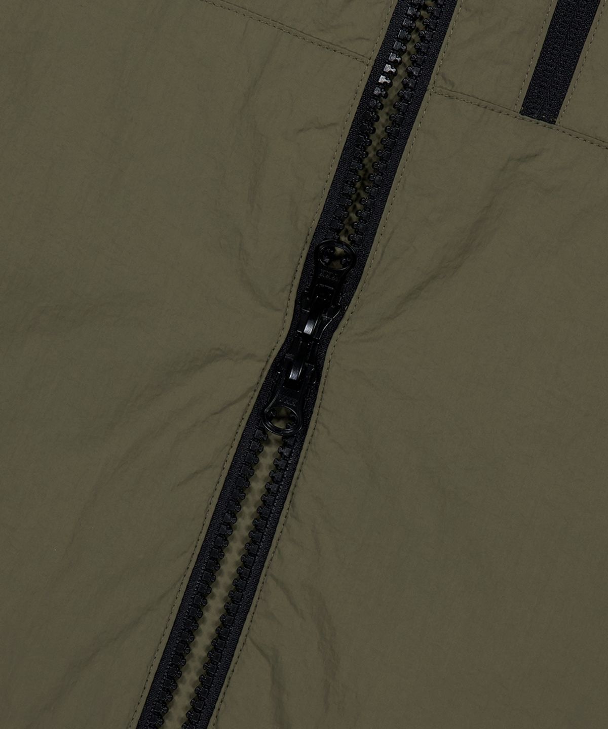 마하그리드(MAHAGRID) BASIC LOGO NYLON WINDBREAKER KHAKI(MG2EFMSC00A)