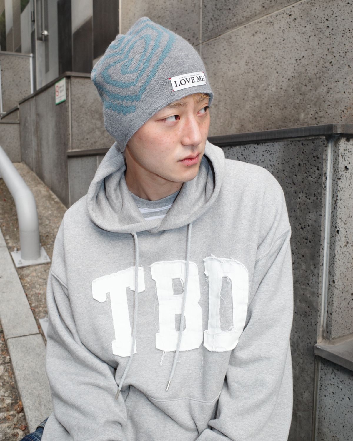 톰스벌스데이(TOM'S BIRTHDAY) TBD BIG LOGO 패치 후드 그레이