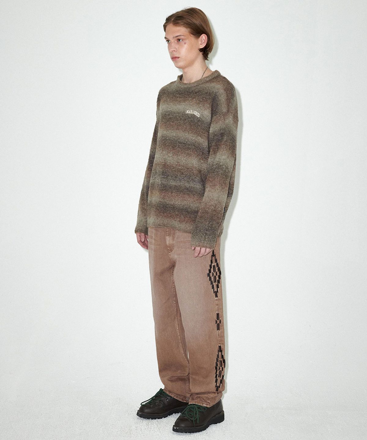 마하그리드(MAHAGRID) VARSITY LOGO GRADATION KNIT SWEATER BROWN(MG2EFMK606A)