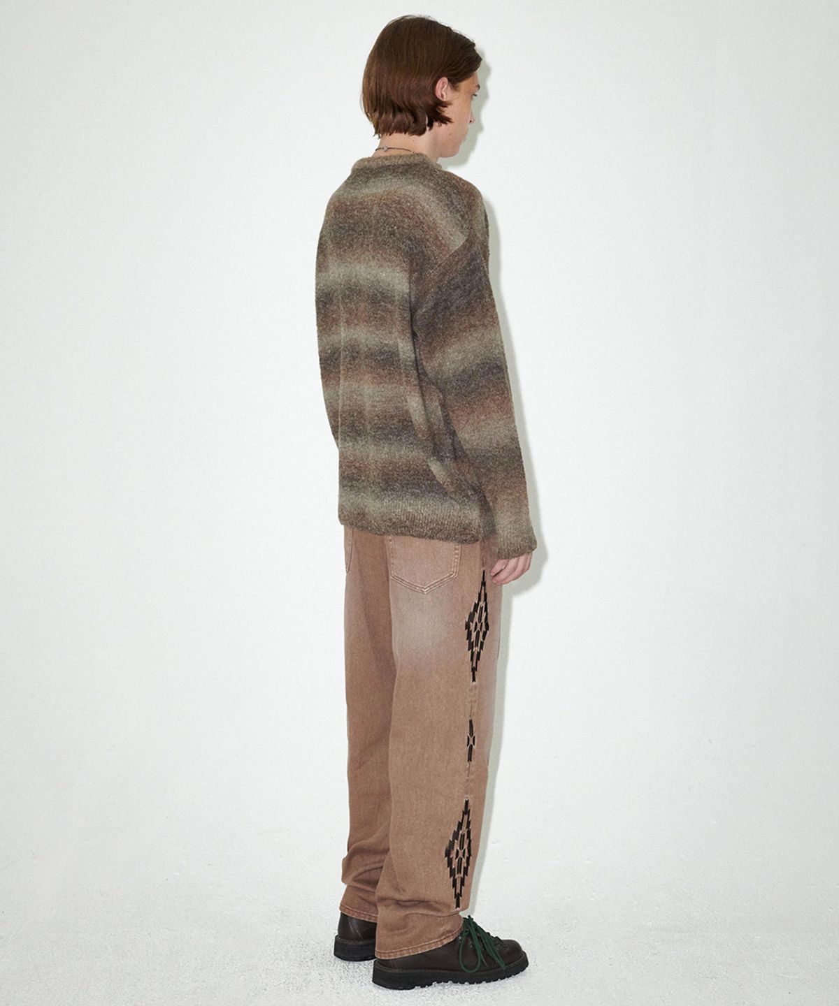 마하그리드(MAHAGRID) VARSITY LOGO GRADATION KNIT SWEATER BROWN(MG2EFMK606A)