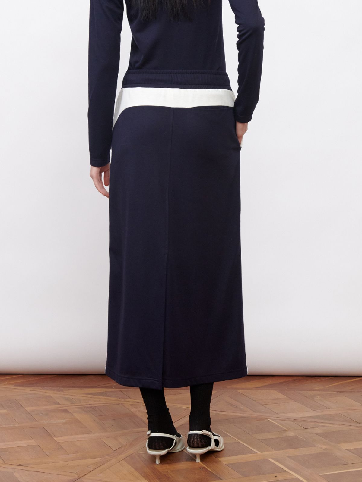 기준(KIJUN) Football Jersey Long Skirt Navy Ivory