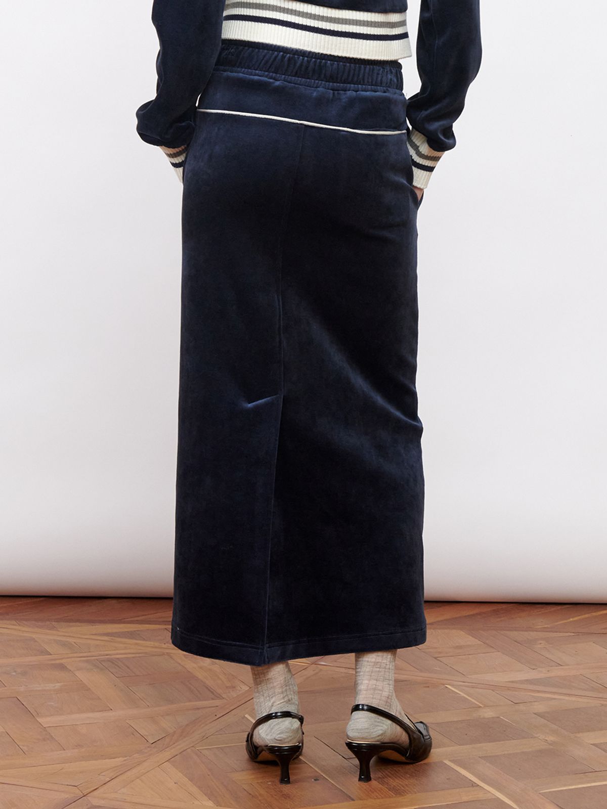 기준(KIJUN) Velour Long Skirt Navy