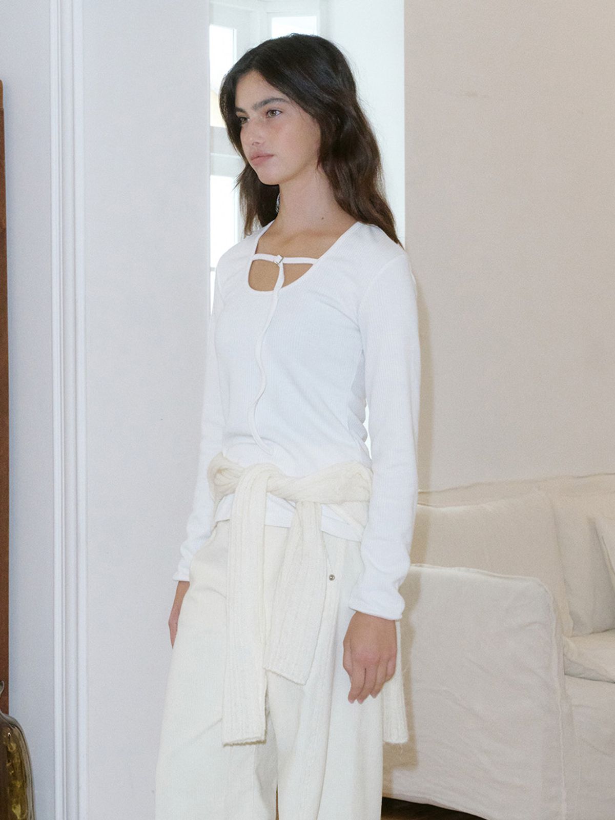 기준(KIJUN) Belted U-Neck Top Ivory