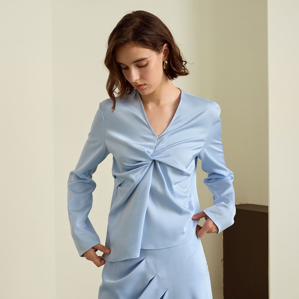 와이와이아이엠(YYIAM) YY_Blue elegant pleated v-neck shirt
