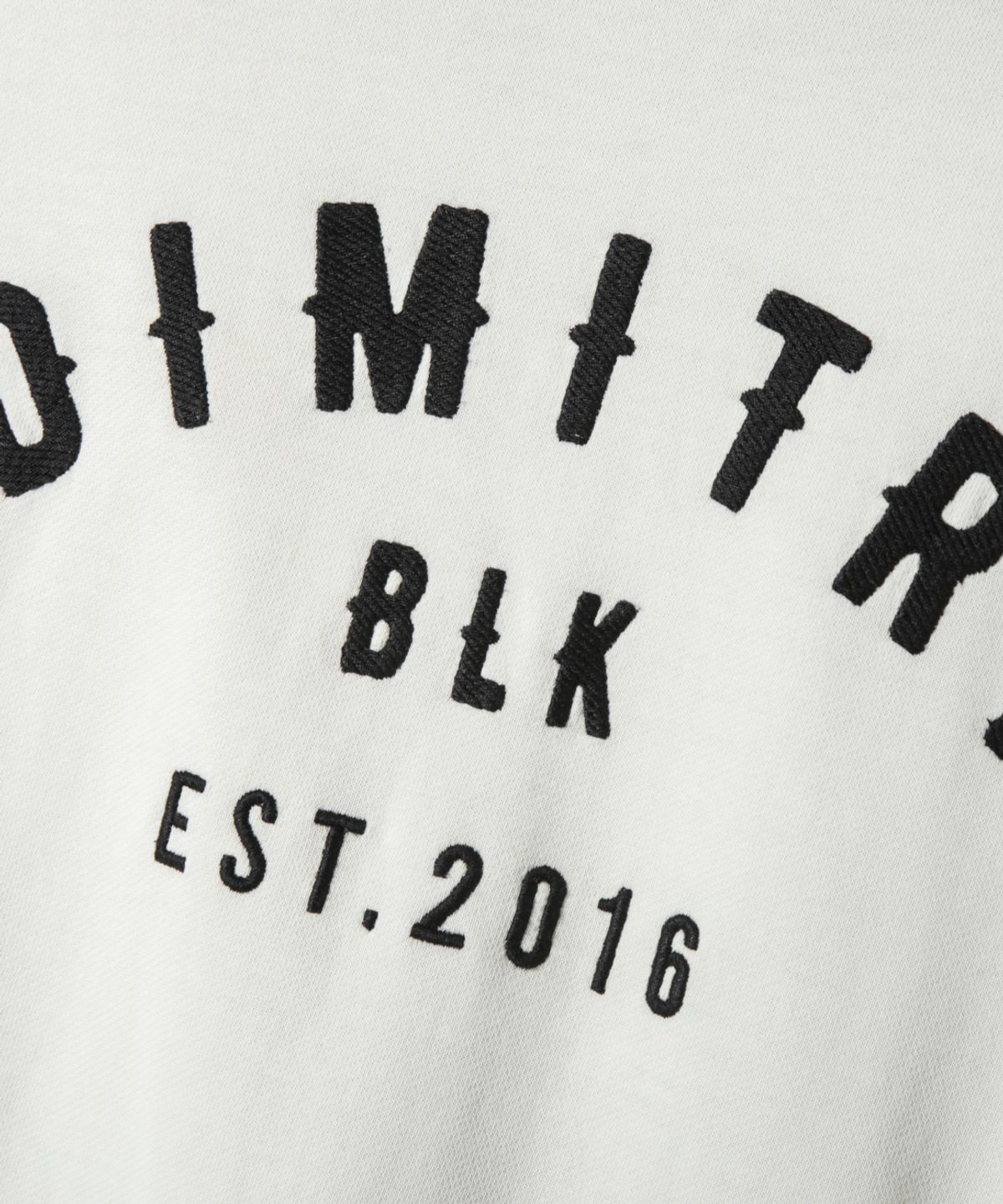 디미트리블랙(DIMITRI BLACK) 래글런 배색 피그먼트 웨스턴 로고 후드 티셔츠_크림&차콜