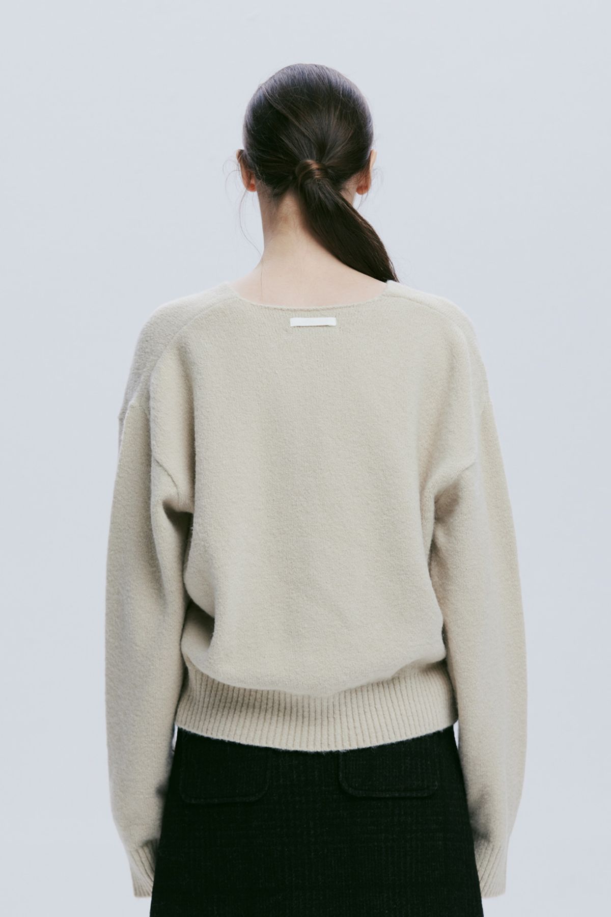 애프터아워즈(AFTERHOURS) V-NECK ALPACA KNIT TOP (LIGHT BEIGE)
