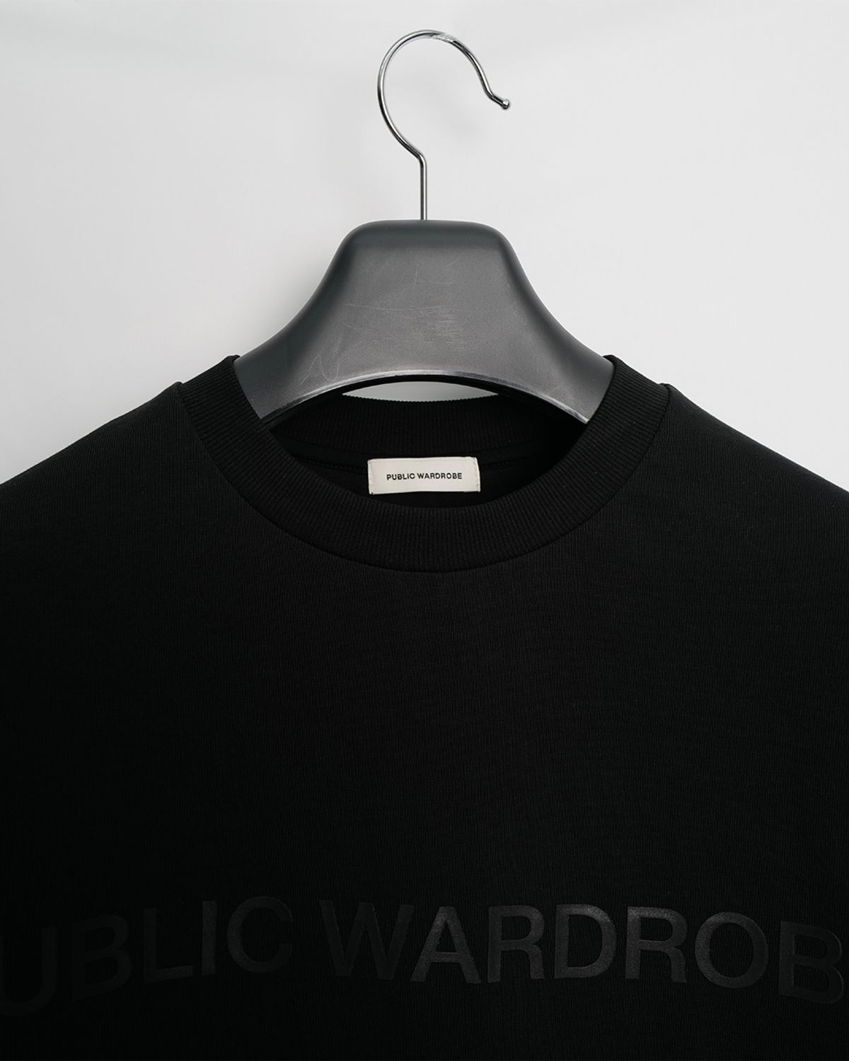 퍼블릭워드로브(PUBLIC WARDROBE) 라운드 넥 로고 티셔츠