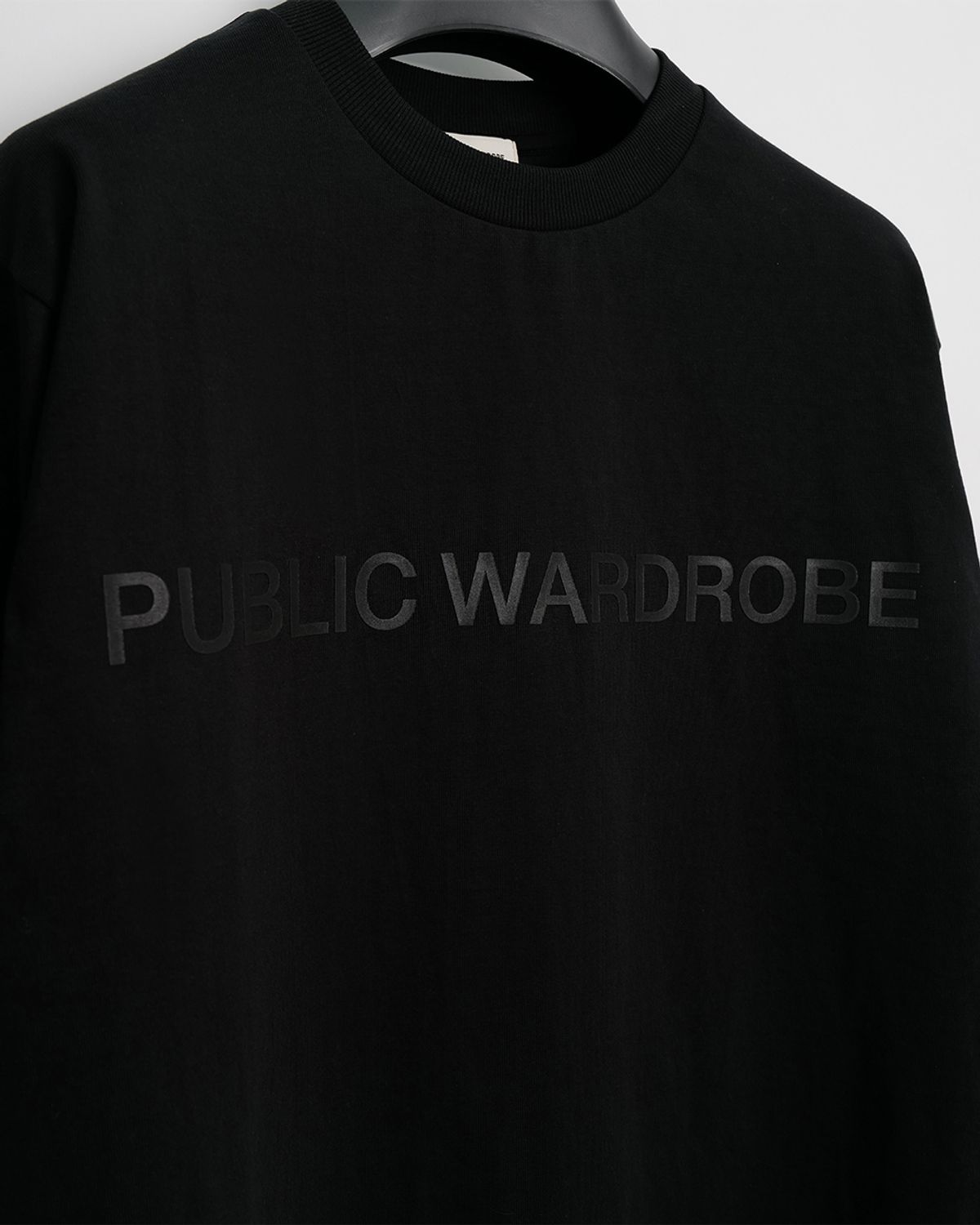 퍼블릭워드로브(PUBLIC WARDROBE) 라운드 넥 로고 티셔츠