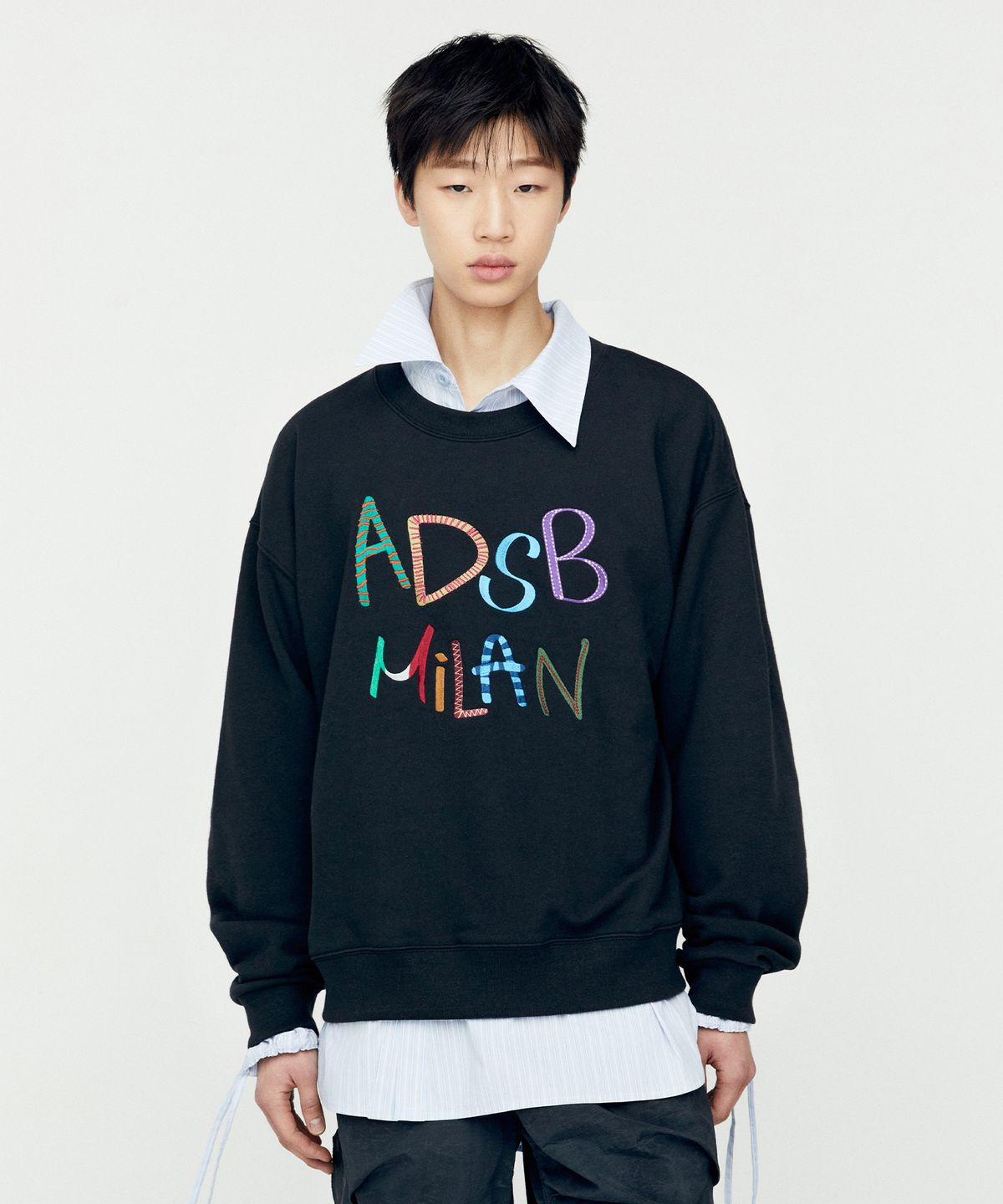 앤더슨벨(ADSB ANDERSSON BELL) (에센셜) 유니섹스 ADSB 밀란 엠브로이더리 스웻셔츠 atb1149u(BLACK)