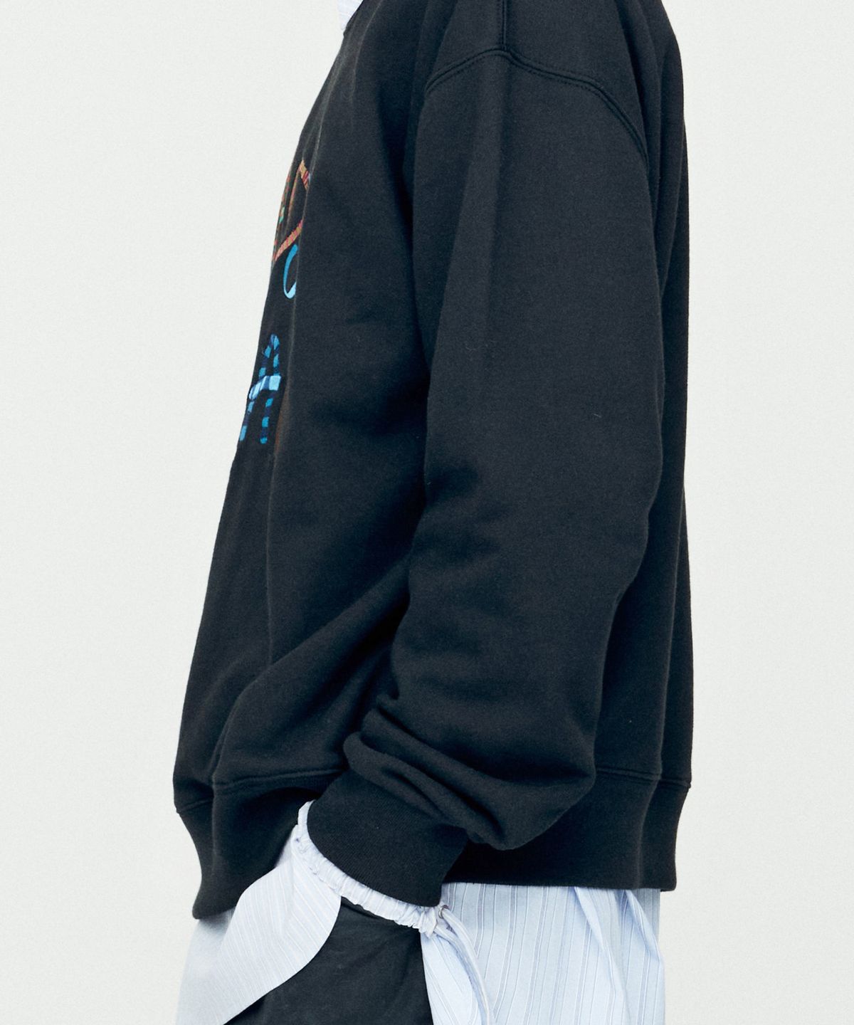 앤더슨벨(ADSB ANDERSSON BELL) (에센셜) 유니섹스 ADSB 밀란 엠브로이더리 스웻셔츠 atb1149u(BLACK)
