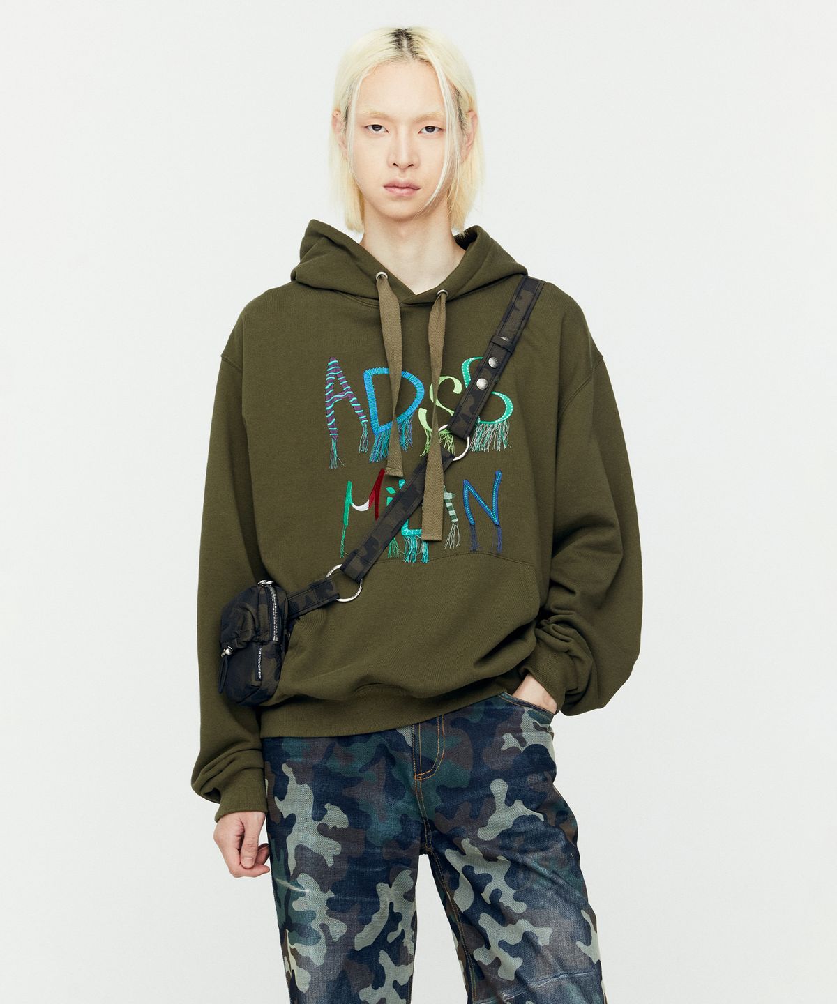 앤더슨벨(ADSB ANDERSSON BELL) (에센셜) 유니섹스 ADSB 밀란 엠브로이더리 후디  atb1148u(KHAKI)