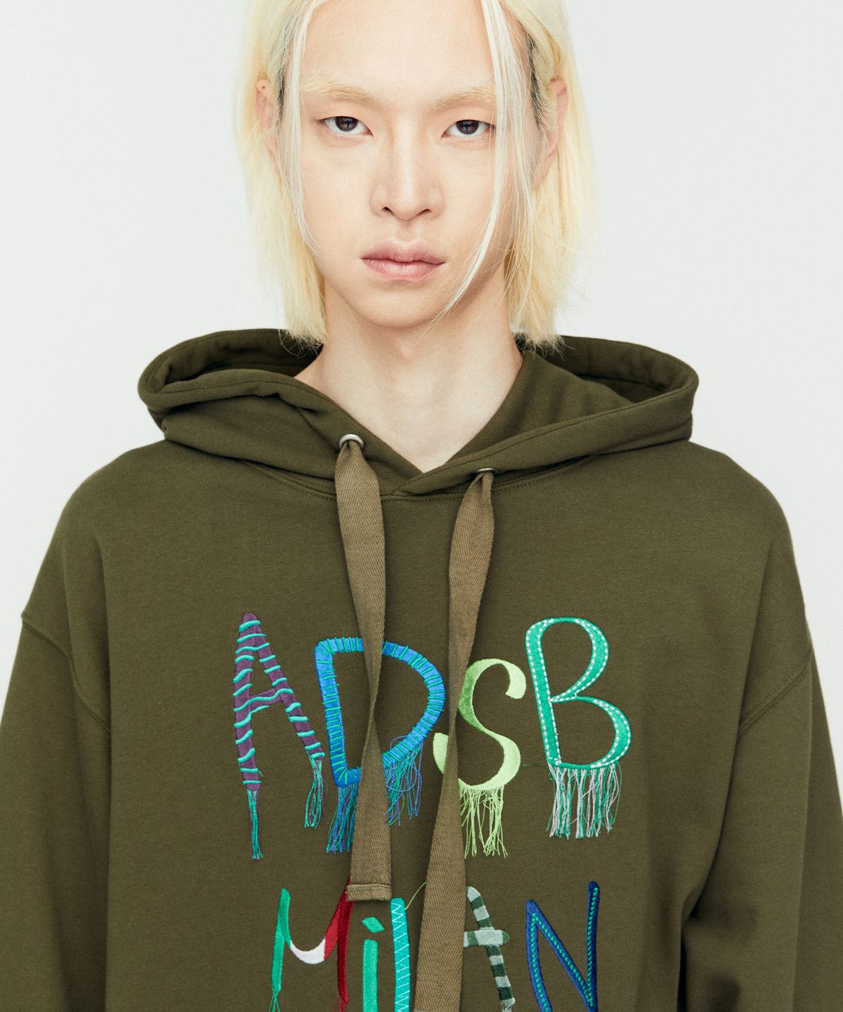 앤더슨벨(ADSB ANDERSSON BELL) (에센셜) 유니섹스 ADSB 밀란 엠브로이더리 후디  atb1148u(KHAKI)