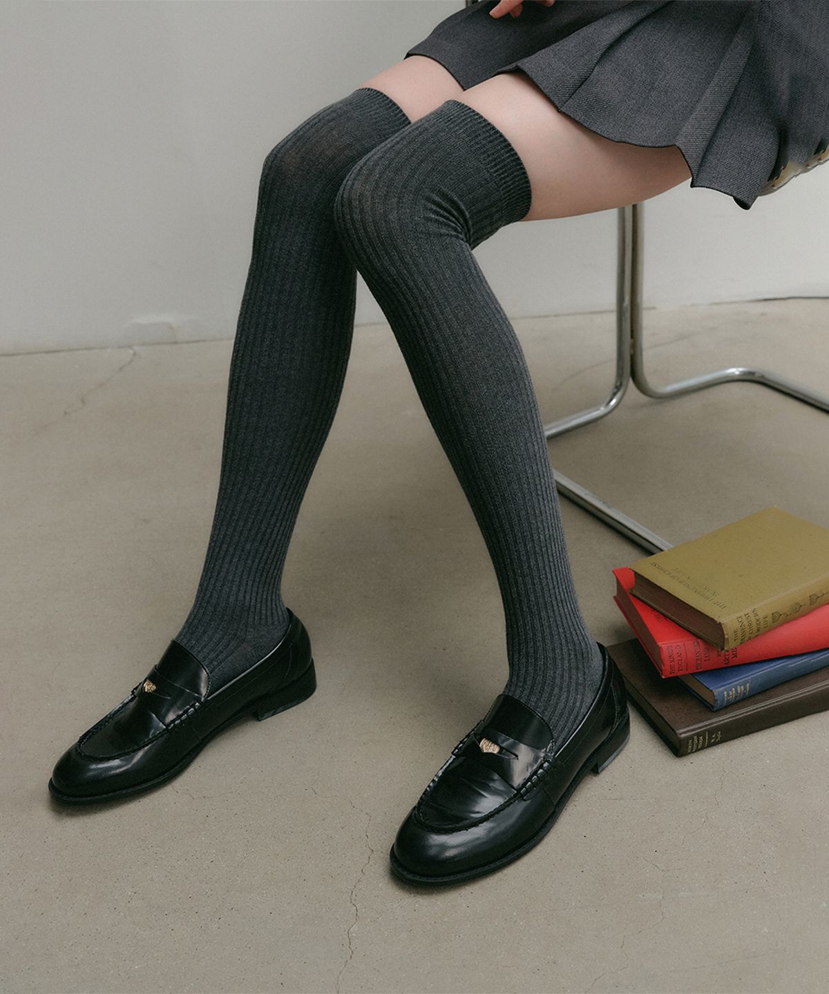 룩캐스트(LOOKAST) 아샤 오버니삭스_차콜 / ASHA OVERKNEE SOCKS_CHARCOAL