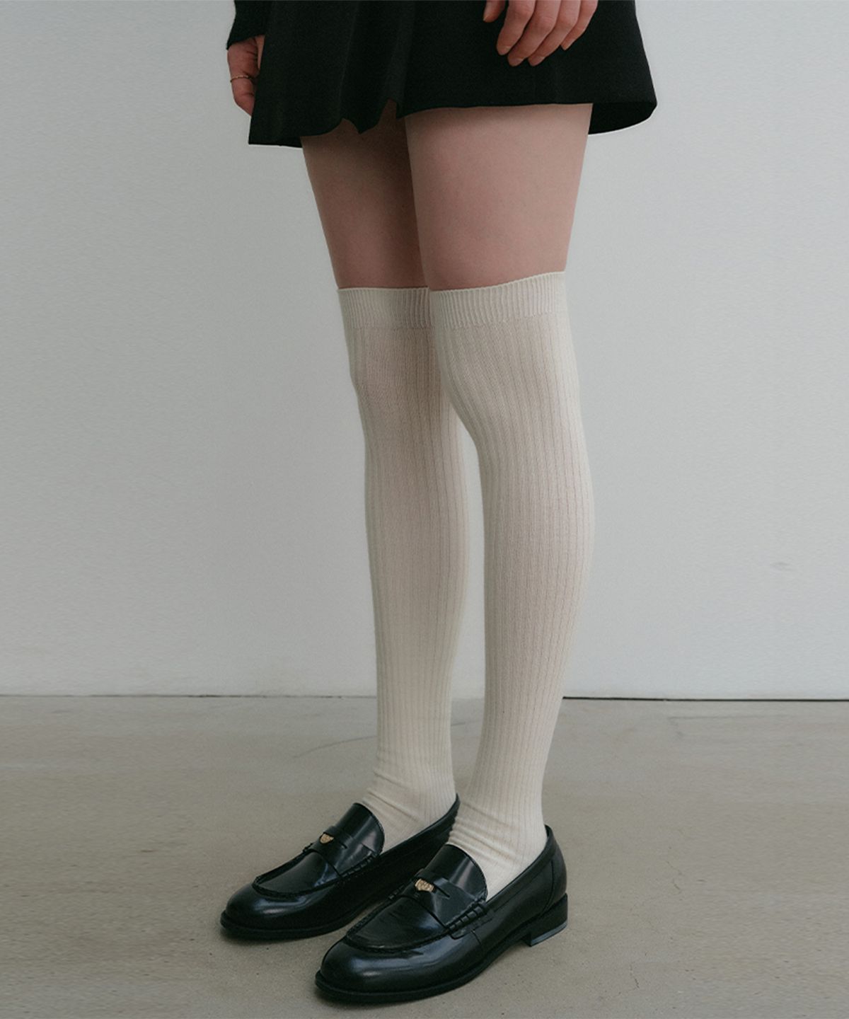 룩캐스트(LOOKAST) 아샤 오버니삭스_아이보리 / ASHA OVERKNEE SOCKS_IVORY