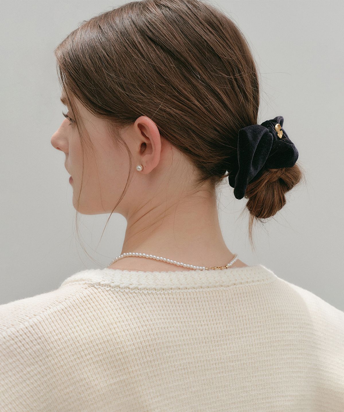 룩캐스트(LOOKAST) 샤롯데 벨벳 리본 헤어스크런치_블랙 / CHARLOTTE VELVET RIBBON HAIR SCRUNCH_BLACK