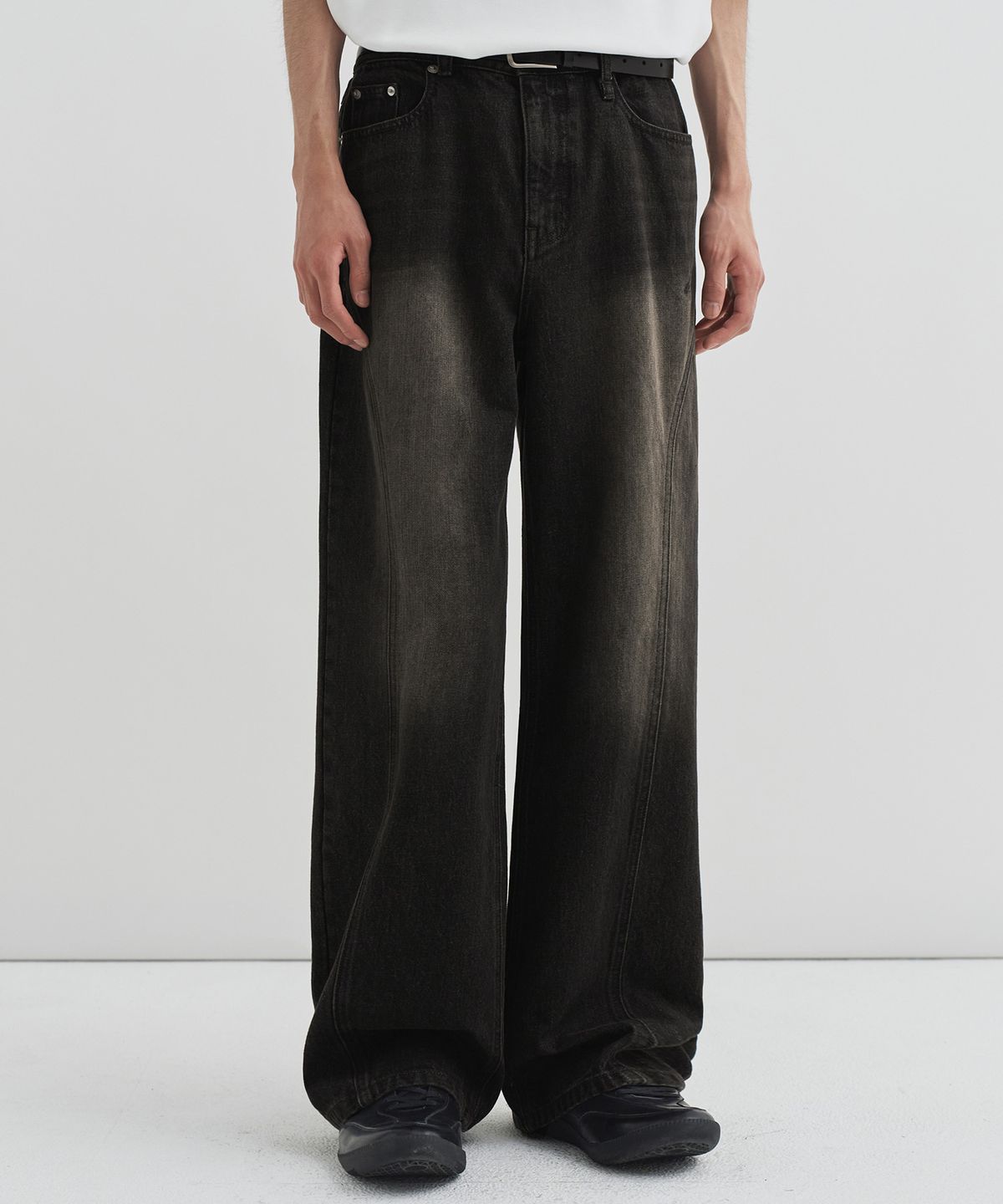 드로우핏(DRAW FIT) 커브드 인시전 라인 데님 팬츠 [BLACK]