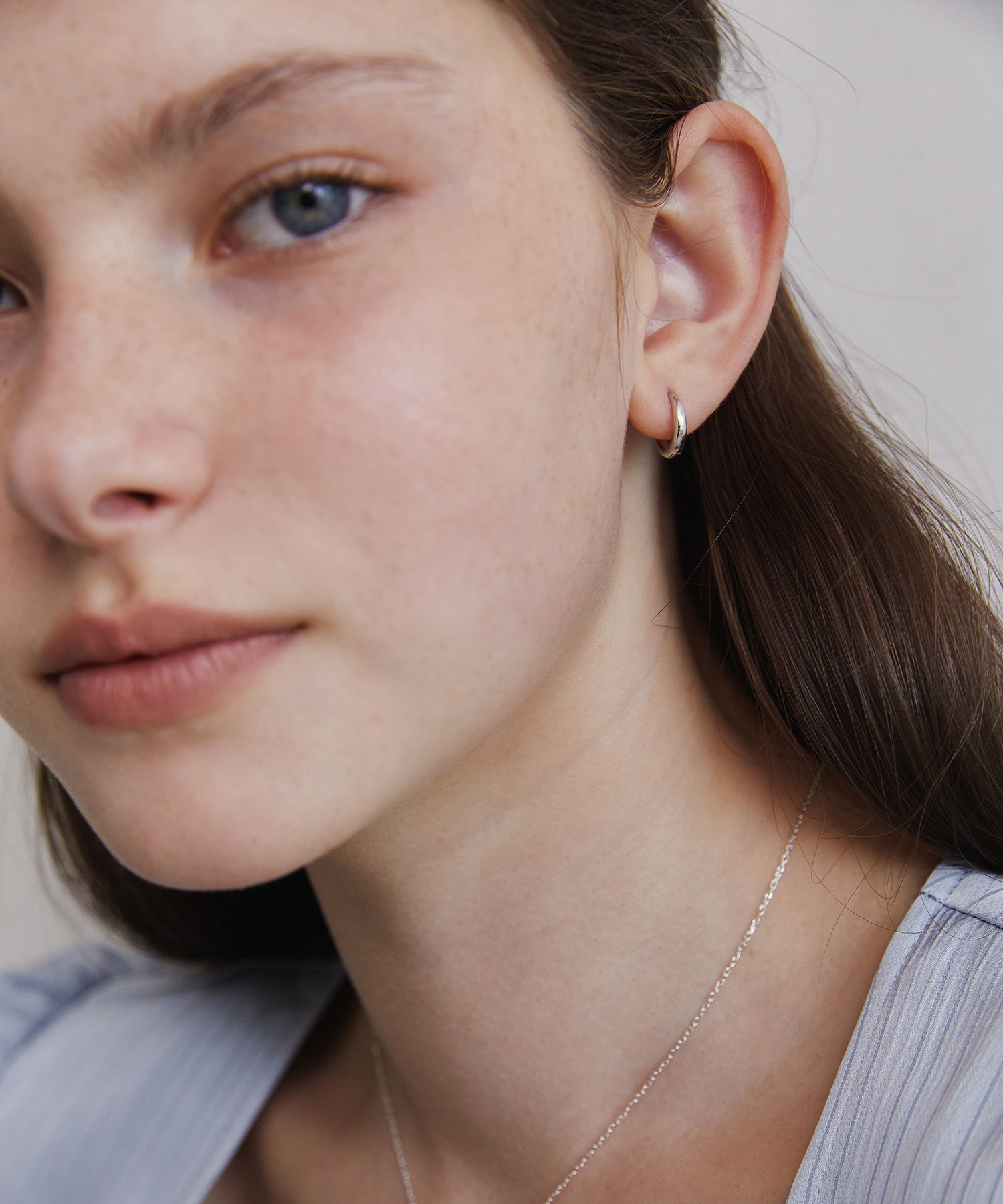 MUSINSA | TATIANA (Silver 925) Sleek Drop Hoop Earrings EC3111