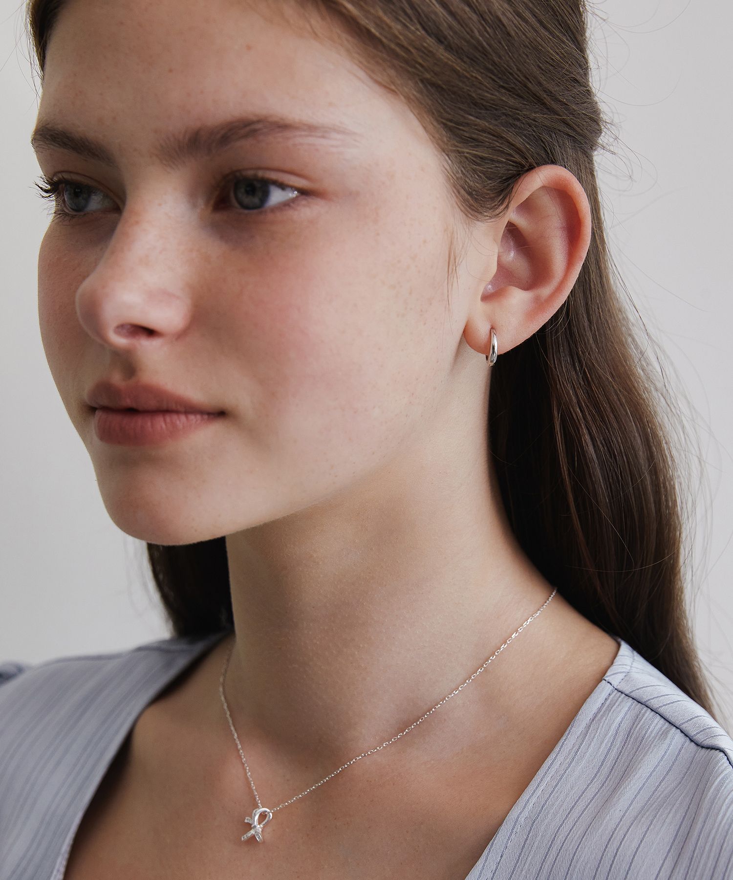 イヤリング TATIANA Silver 925 Slick Drop Hoop Earrings EC3111 MUSINSA | TATIANA (Silver 925) Sleek Drop Hoop Earrings EC3111