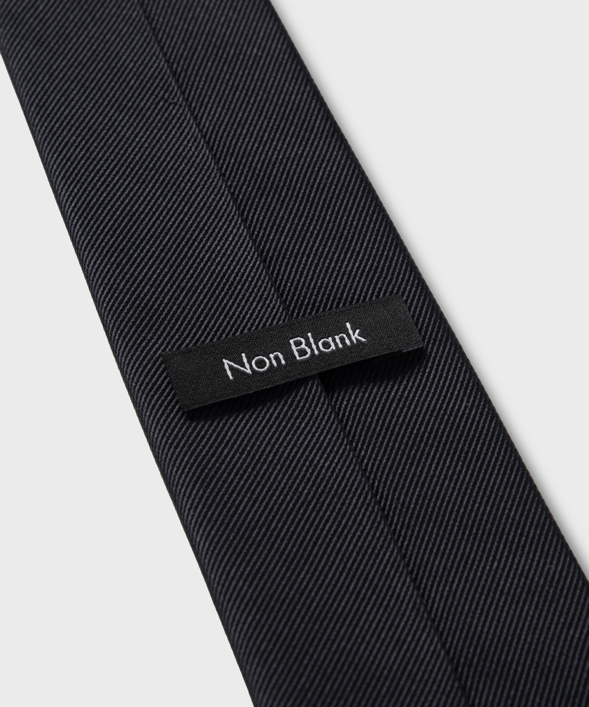넌블랭크(NONBLANK) 실크 100 솔리드 타이_DARK GREY