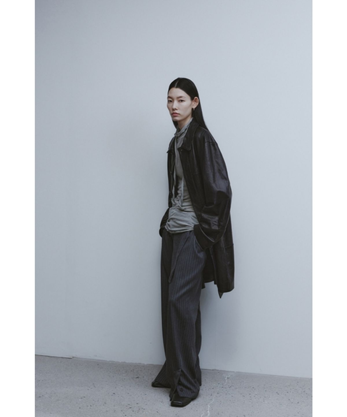 유스(YOUTH) Button Detail Structured Pants-Charcoal Stripe
