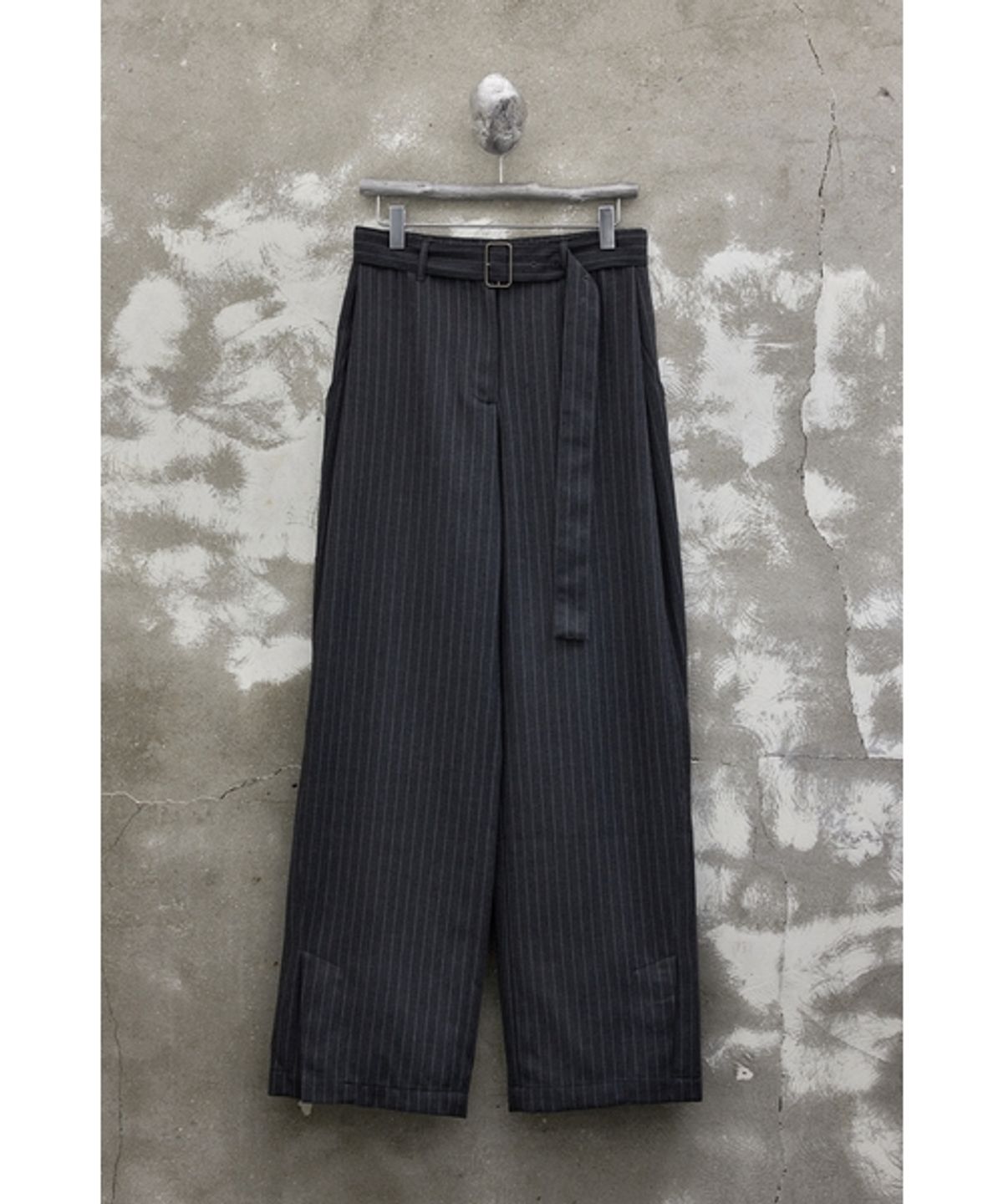 유스(YOUTH) Button Detail Structured Pants-Charcoal Stripe