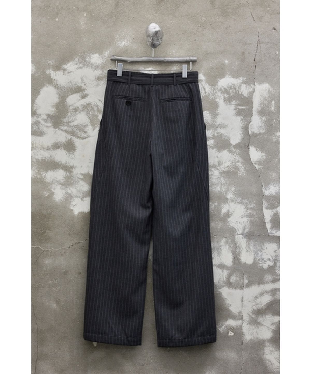 유스(YOUTH) Button Detail Structured Pants-Charcoal Stripe
