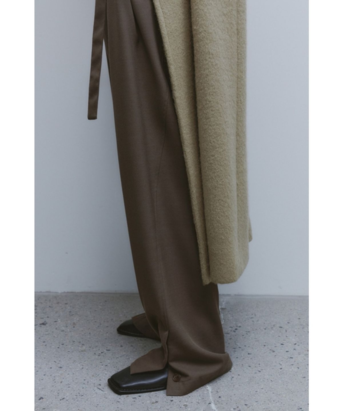 유스(YOUTH) Button Detail Structured Pants-Brown