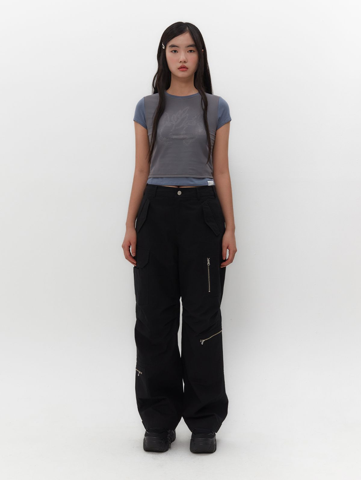뚜오미오(TUOMIO) MESH LAYERED GRAPHIC T-SHIRT [DUSTY BLUE]