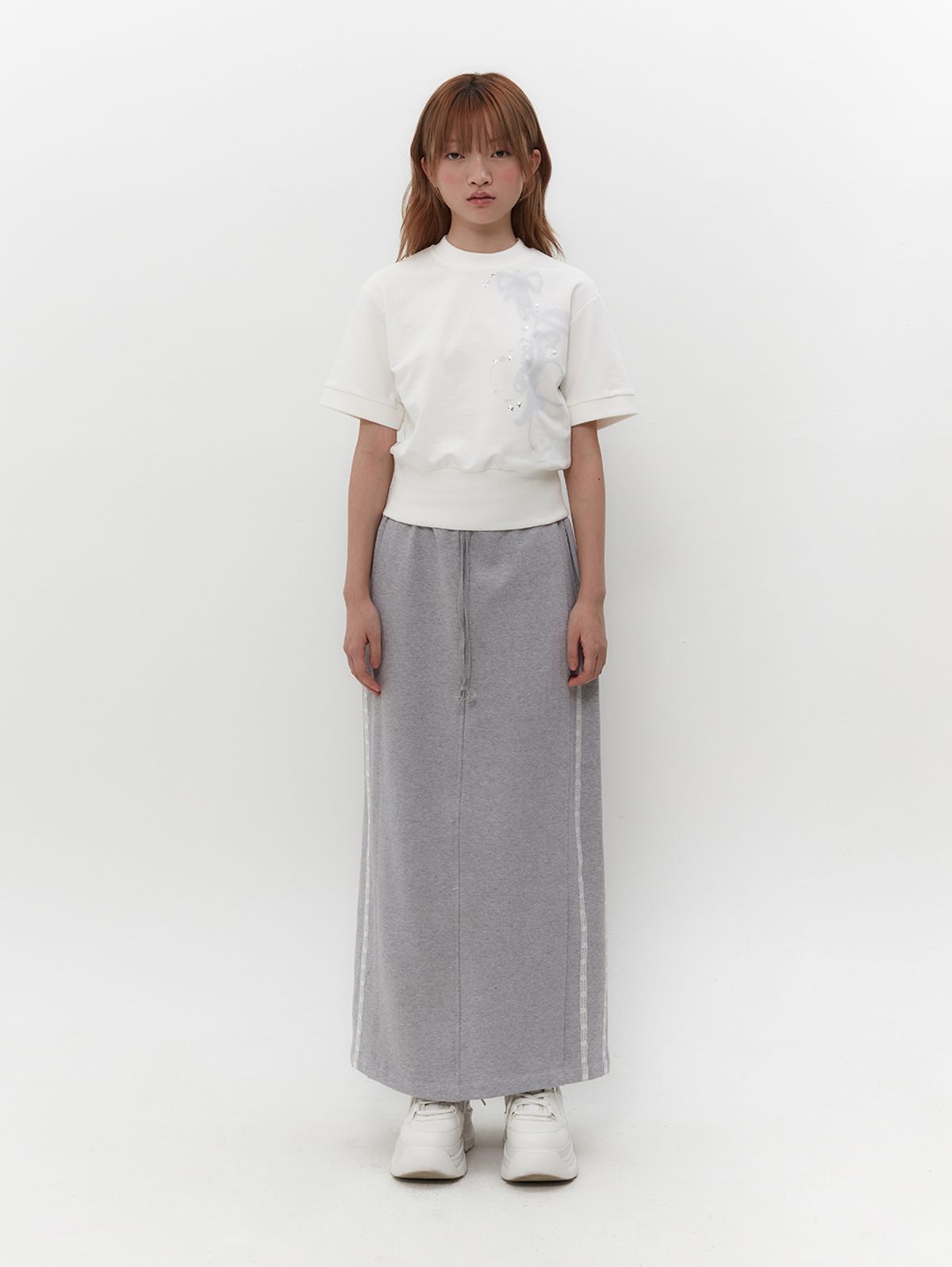 뚜오미오(TUOMIO) RIBBON GRAPHIC MOCK NECK TOP [WHITE]