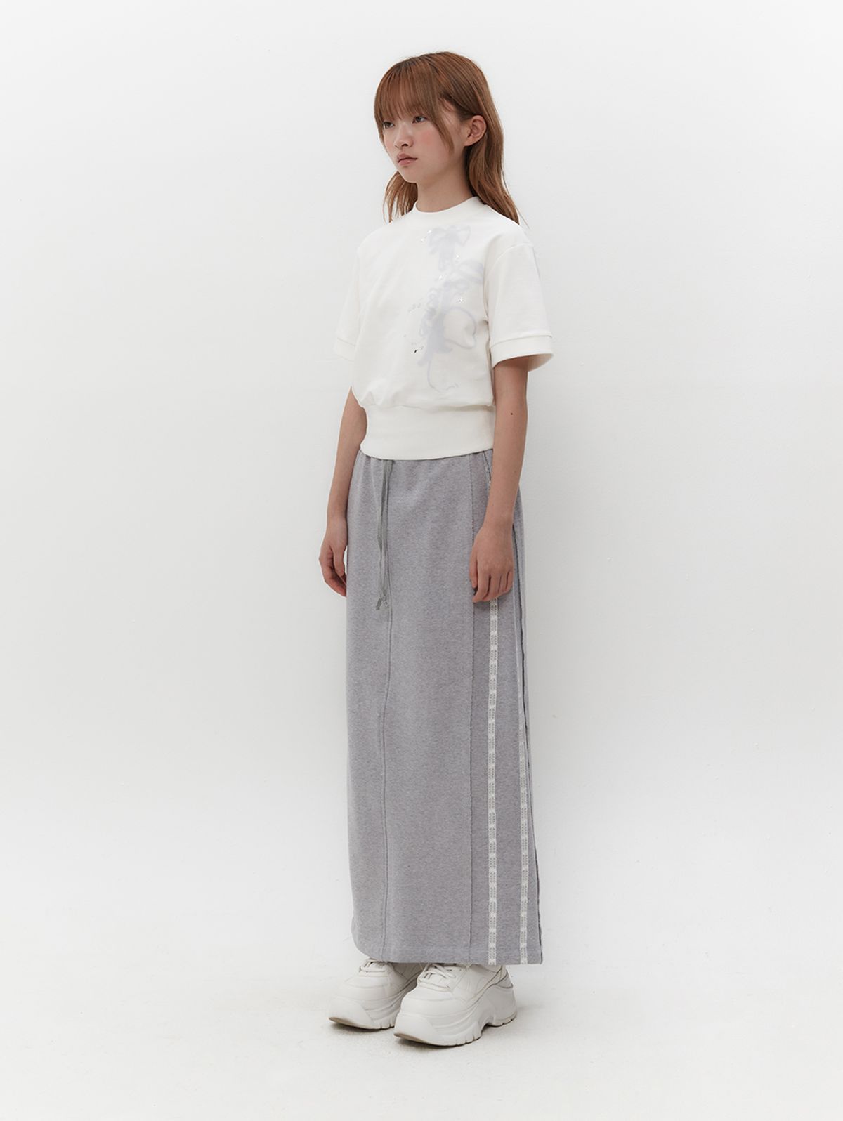 뚜오미오(TUOMIO) RIBBON GRAPHIC MOCK NECK TOP [WHITE]