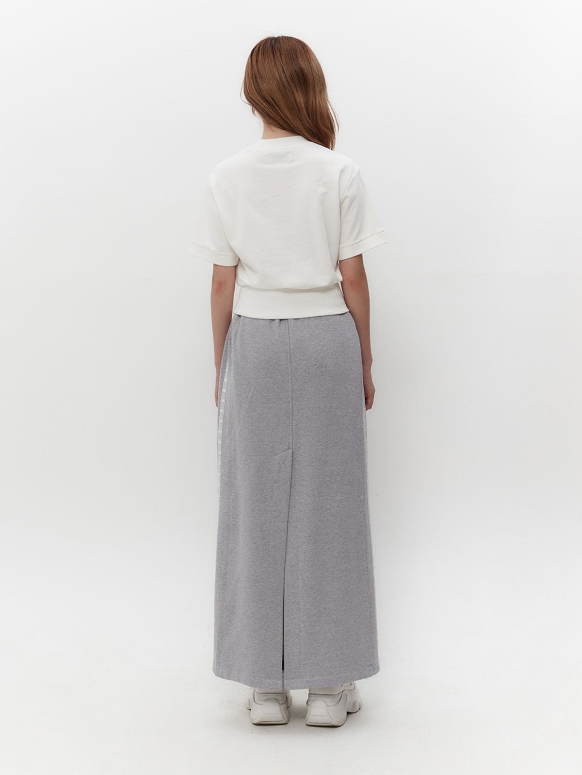 뚜오미오(TUOMIO) RIBBON GRAPHIC MOCK NECK TOP [WHITE]