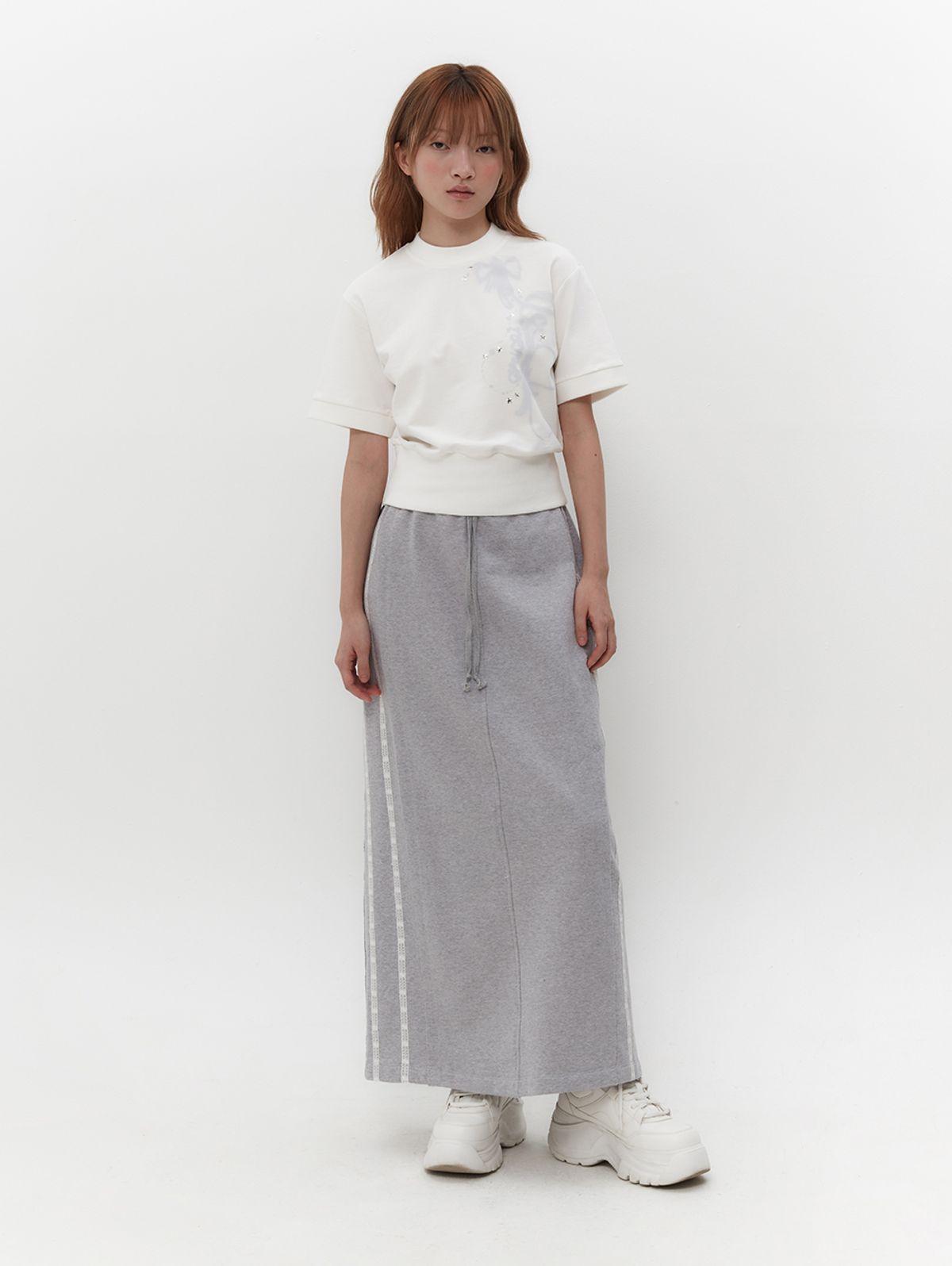 뚜오미오(TUOMIO) RIBBON GRAPHIC MOCK NECK TOP [WHITE]