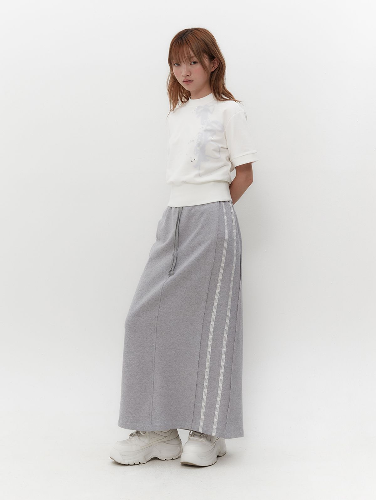 뚜오미오(TUOMIO) RIBBON GRAPHIC MOCK NECK TOP [WHITE]