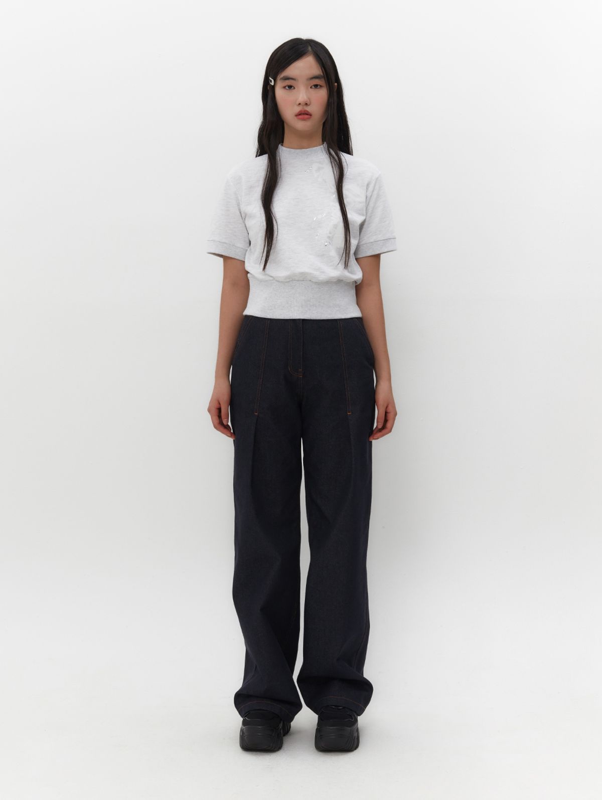 뚜오미오(TUOMIO) RIBBON GRAPHIC MOCK NECK TOP [HEATHER GREY]