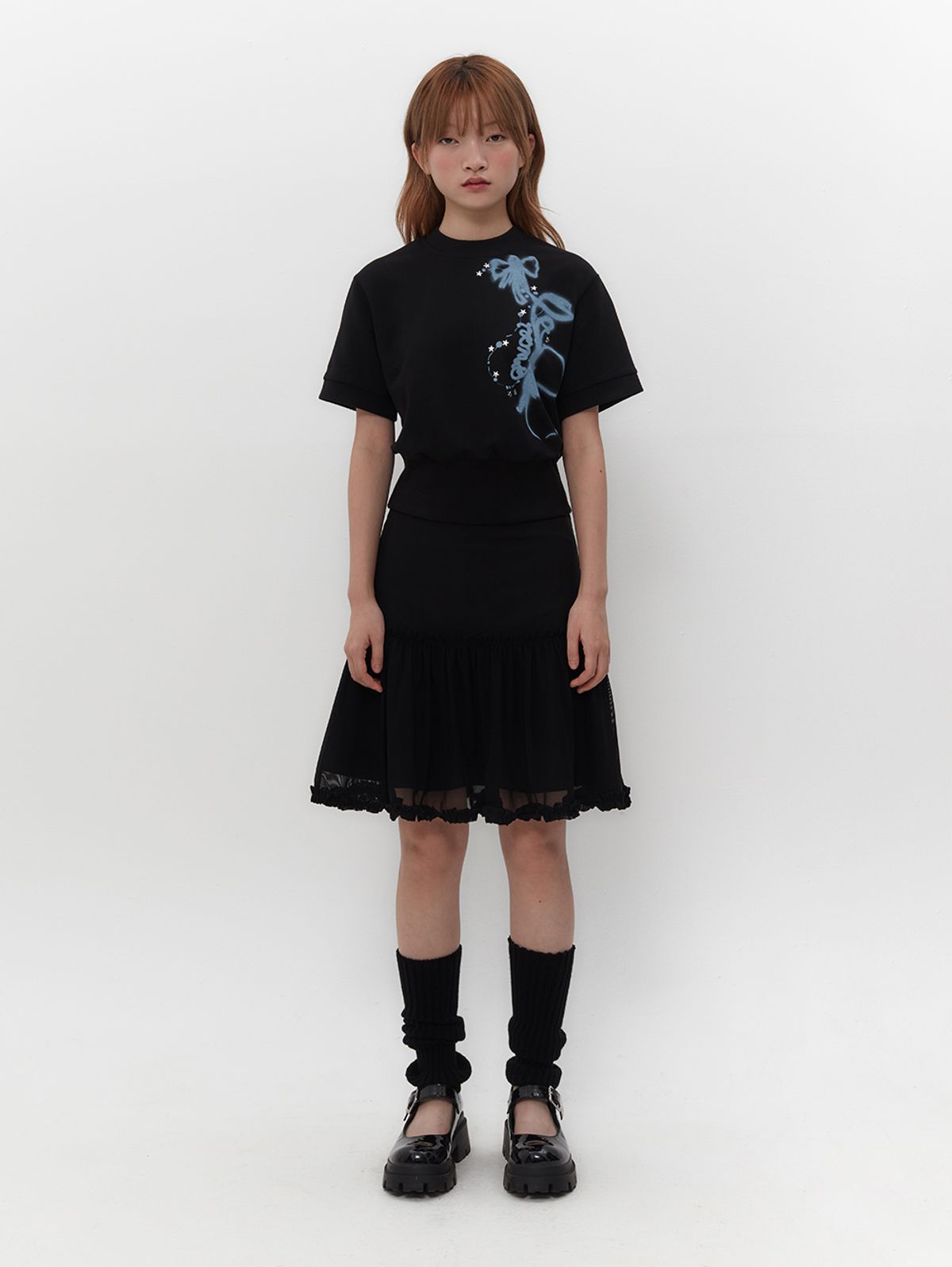 뚜오미오(TUOMIO) RIBBON GRAPHIC MOCK NECK TOP [BLACK]
