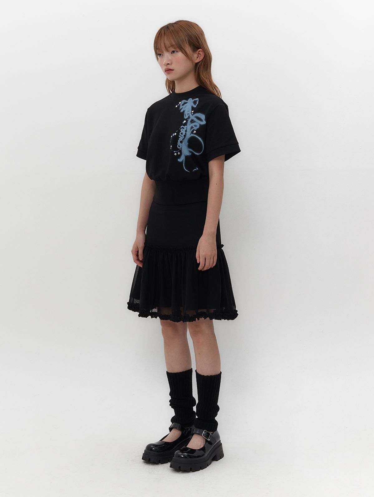 뚜오미오(TUOMIO) RIBBON GRAPHIC MOCK NECK TOP [BLACK]