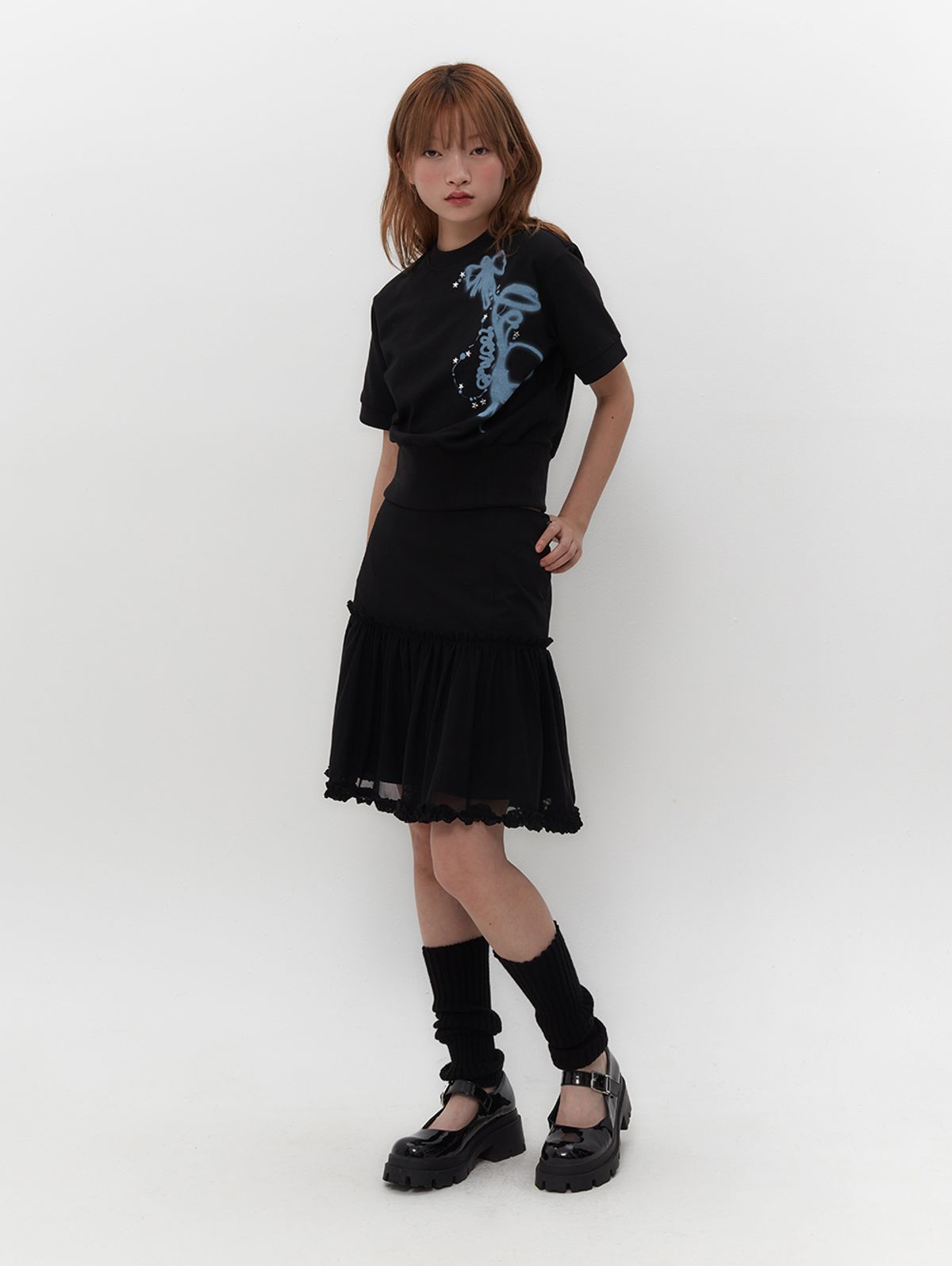 뚜오미오(TUOMIO) RIBBON GRAPHIC MOCK NECK TOP [BLACK]