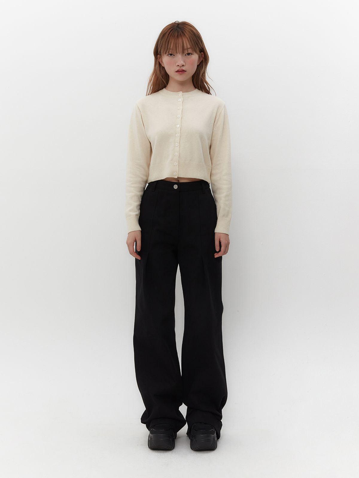 뚜오미오(TUOMIO) TUCKED DENIM PANTS [BLACK]