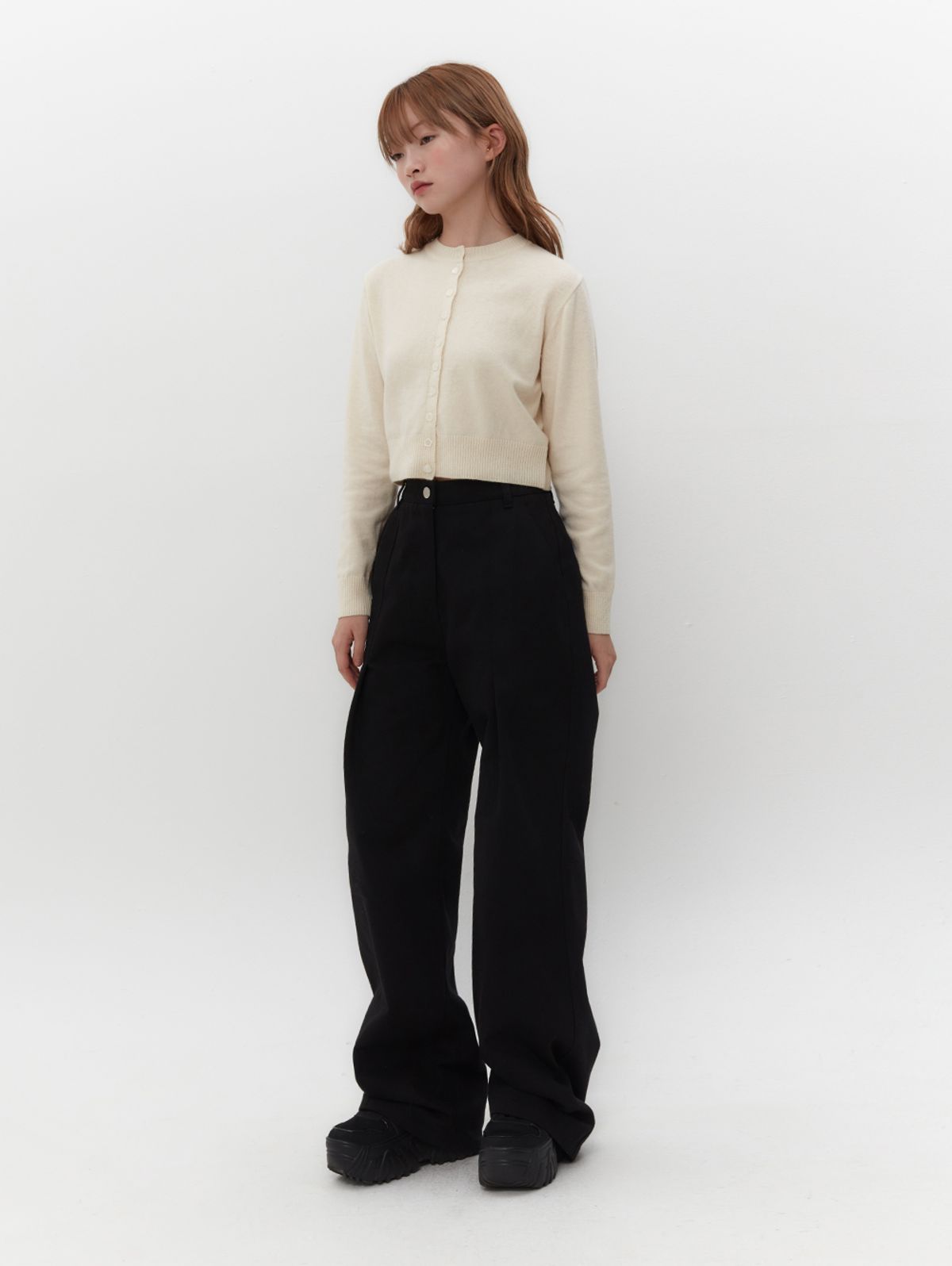 뚜오미오(TUOMIO) TUCKED DENIM PANTS [BLACK]
